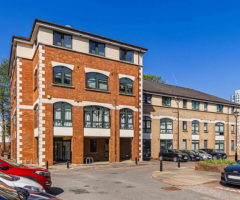Walking distance to train station Kensington House, HH