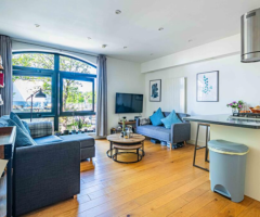 Walking distance to train station Kensington House, HH