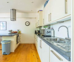Walking distance to train station Kensington House, HH