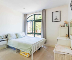 Walking distance to train station Kensington House, HH