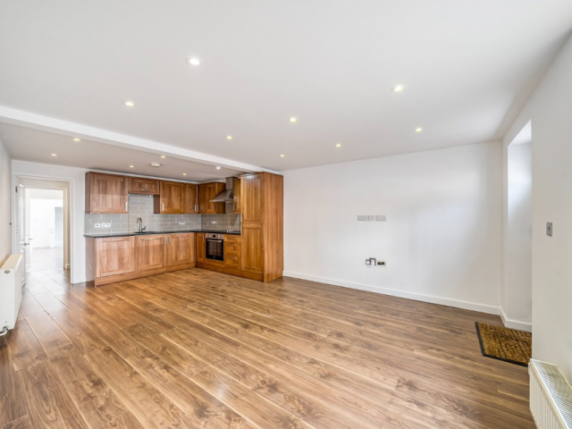 1 Bed Flat + basement, Queens Road, WD17 - 1/7