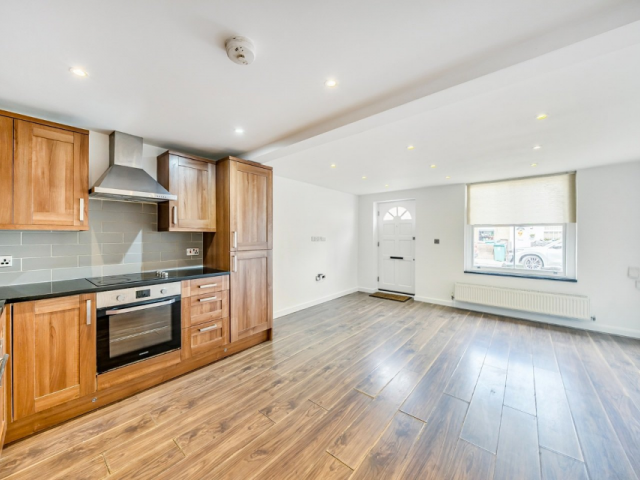1 Bed Flat + basement, Queens Road, WD17 - 2/7