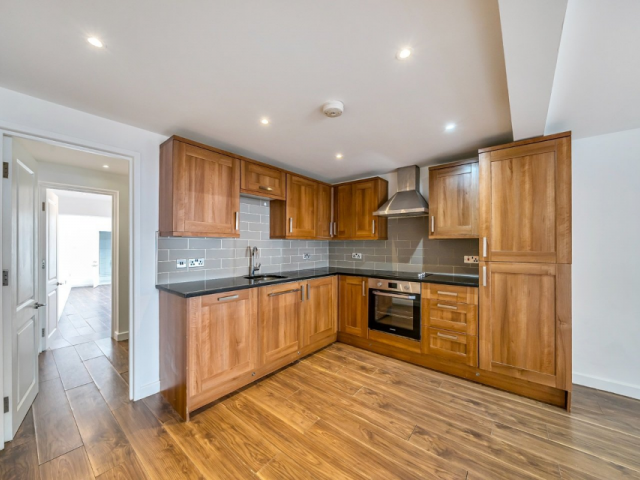 1 Bed Flat + basement, Queens Road, WD17 - 3/7