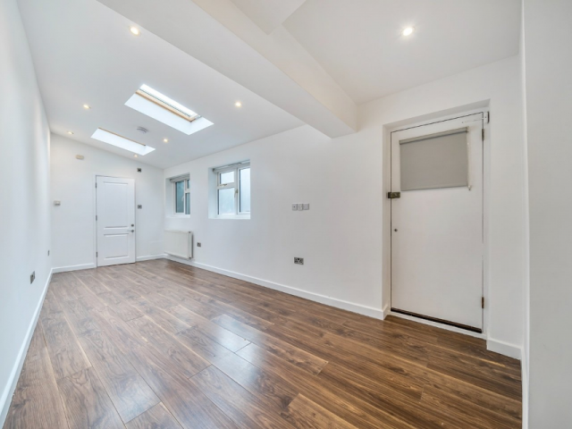 1 Bed Flat + basement, Queens Road, WD17 - 4/7