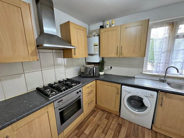 3 bedroom  The Parade, High Street, Watford - 1/7