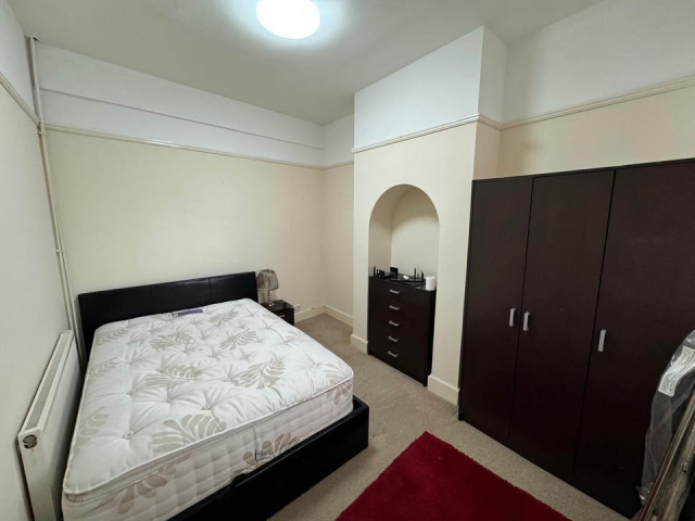 3 bedroom  The Parade, High Street, Watford - 2/7