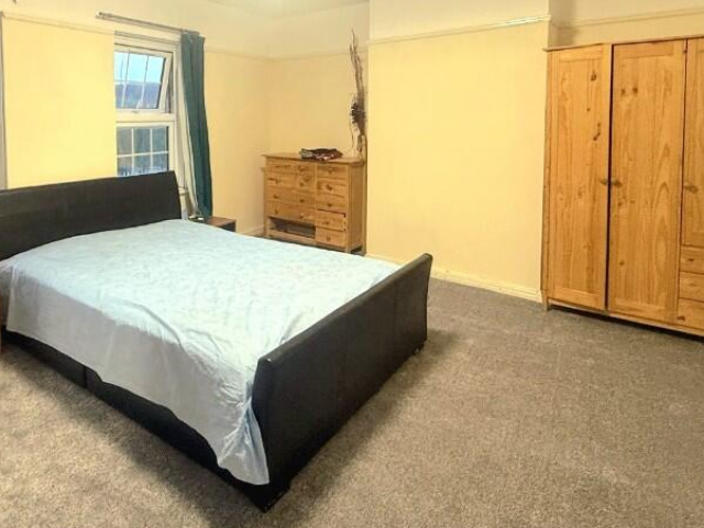 3 bedroom  The Parade, High Street, Watford - 3/7