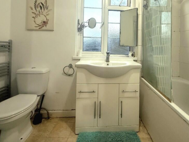 3 bedroom  The Parade, High Street, Watford - 6/7